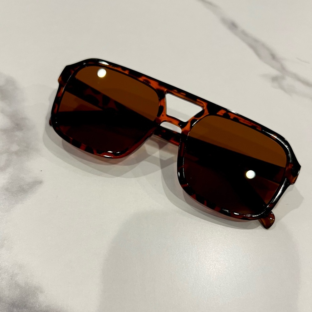 Urban Outfitters Tortoise Light Brown Lens Sporty Trendy Sunglasses - Picture 4 of 4